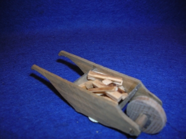 Schubkarre beladen mit Holz   59-GR